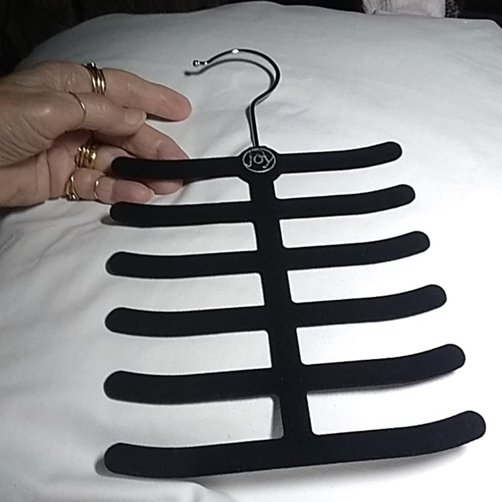 12-tie flocked hanger